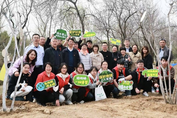 3月12日，植树节当天，高级技校组织行政党支部党员、团员青年志愿者近30人，在西安浐灞国家湿地公园开展“植绿护绿、党团共建”义务植树活动，以实际行动践行“绿水青山就是金山银山”的理念，为大地添绿，为生态助力。（谢晓丹）2_副本.jpg