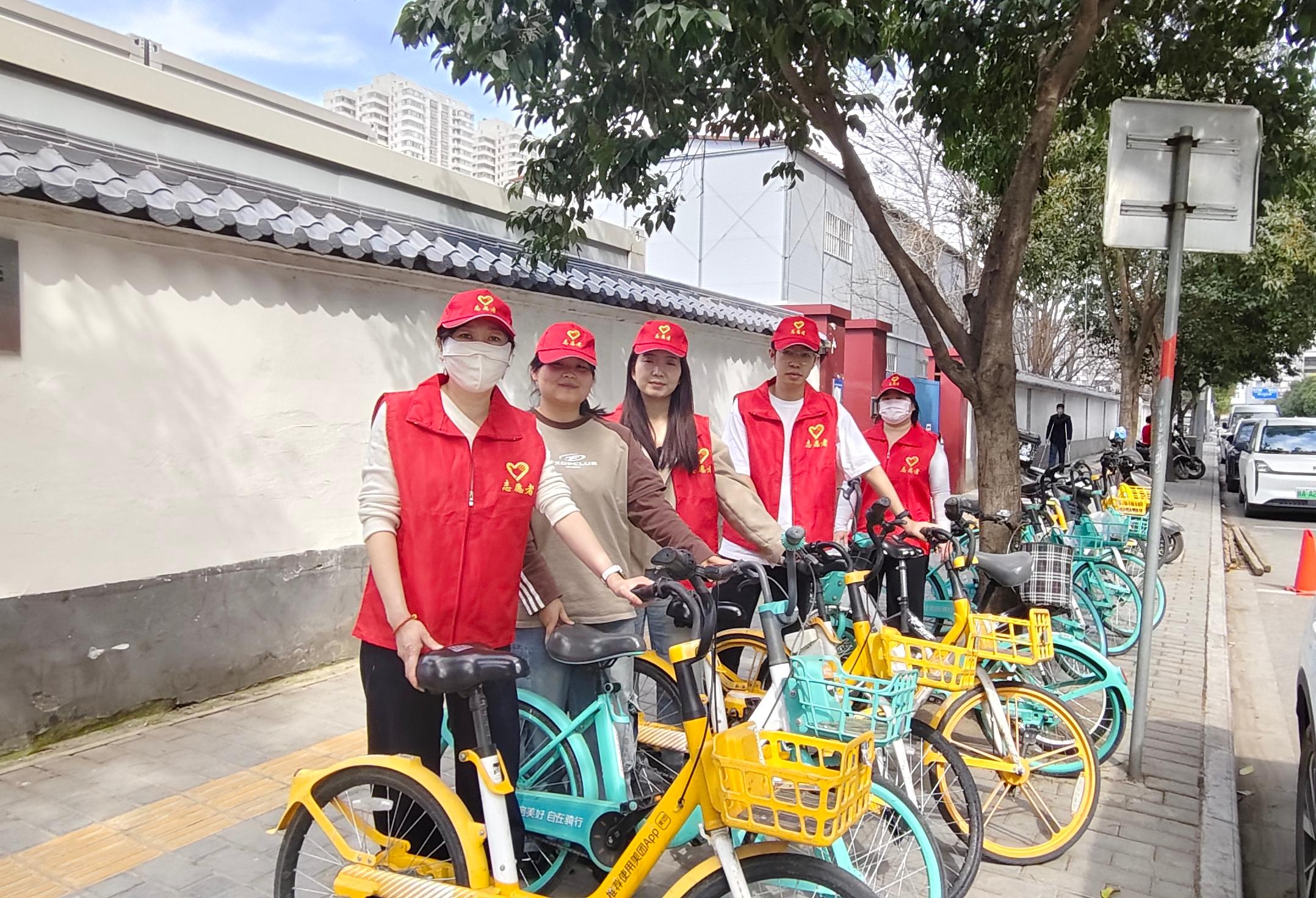 281743149891815046.jpeg 为维护共享单车使用秩序,推动文明用车理念深入人心,工程科技公司精心组织了“共享整洁、单车列队”主题志愿活动。3月25日,由党员、团员和群众组成的志愿者队伍,在公司周边区域开展共享单车归位摆放志愿服务活动。(摄影:王晓玉).jpg