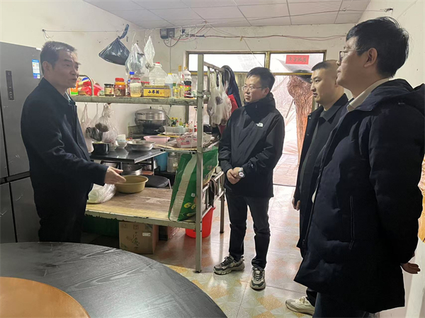 3月26日，一八六公司执行董事、总经理宋宽强，副总经理张立立一行到矿井地质技术工程一处负责施工的内蒙古葫芦素项目检查指导工作。摄影：刘波.jpg