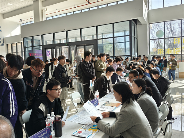 3月27日，一八六公司参加2025年春季校园招聘会。摄影：王智华 (2).jpg