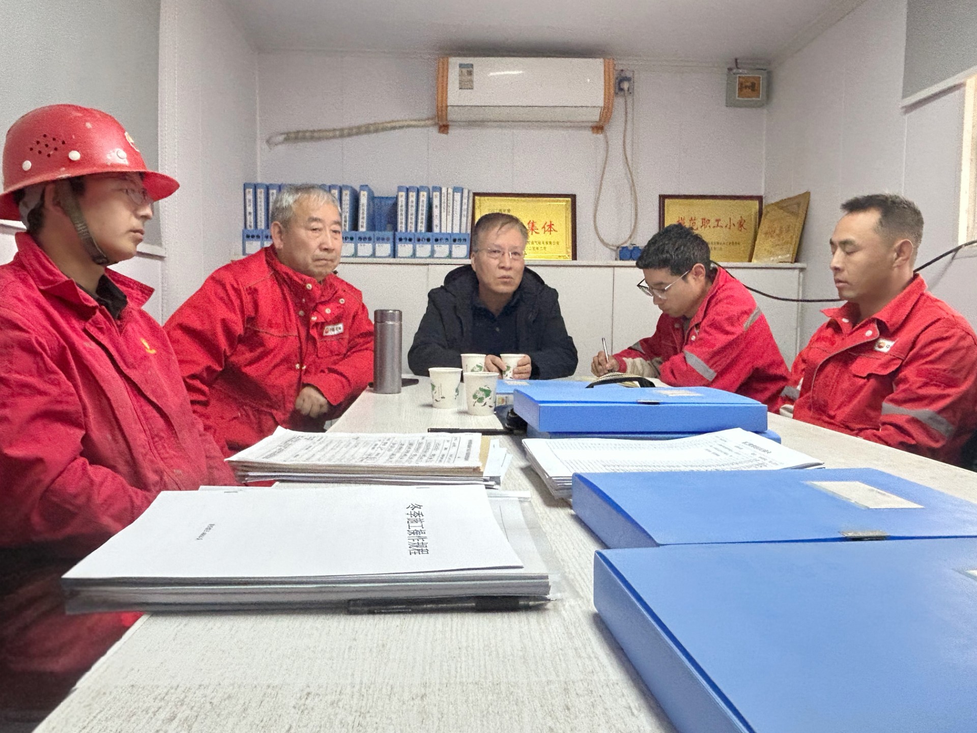 3.13姬钊摄影-油气公司党委书记、工会主席桑卫功带队开展安全专项检查1.jpg