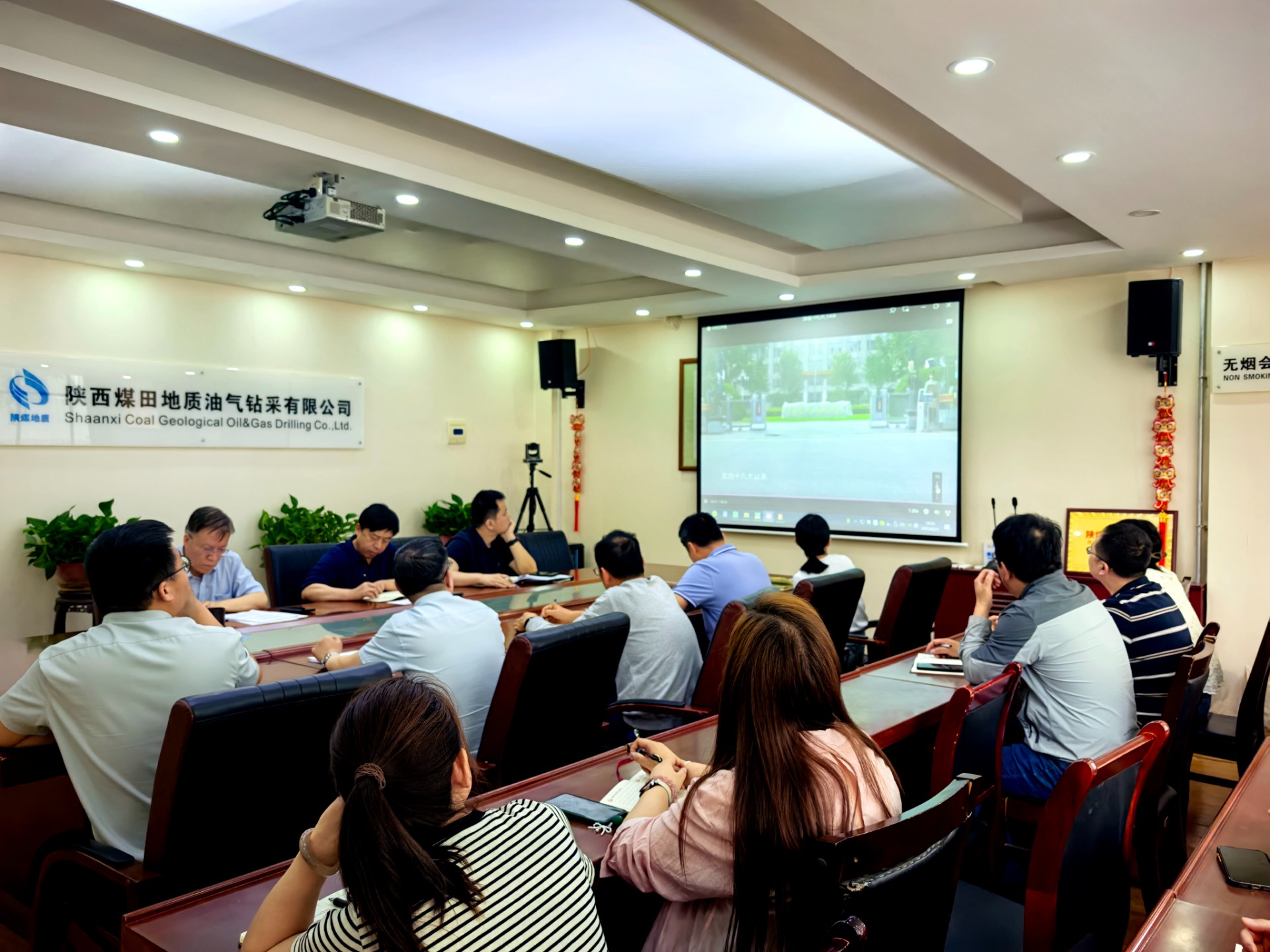 4月25日,油气公司召开“五一”端午节前廉政警示教育会。(胡静).jpg