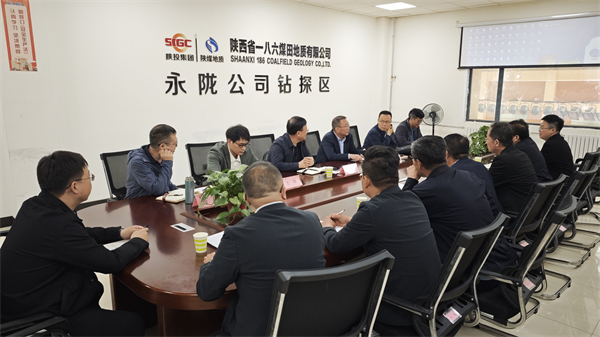 4月28日，一八六公司领导班子深入基层一线开展“五一”节前慰问活动，图为：慰问组在崔木煤矿与永陇公司驻矿干部、矿井工程技术一处职工座谈（摄影：张小龙）.jpg