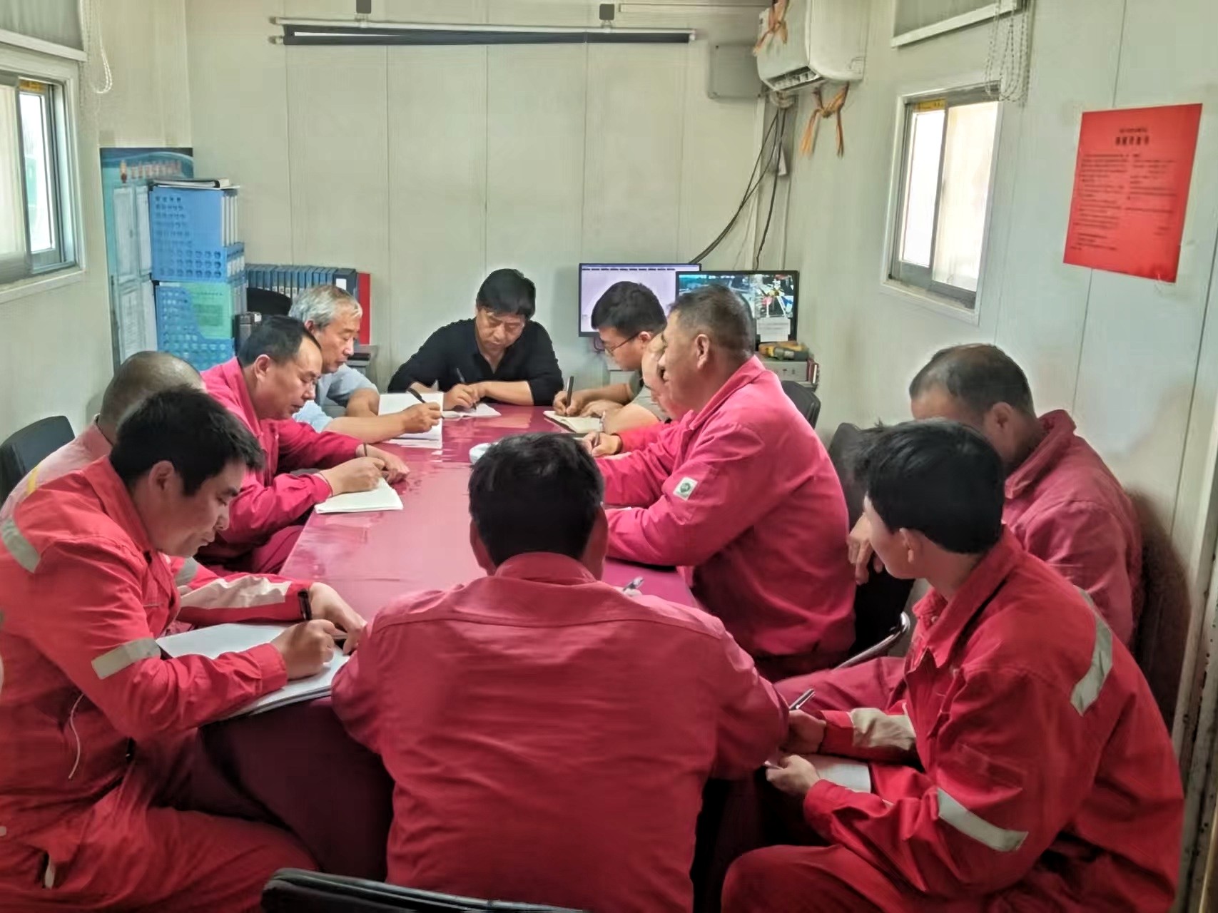 提振精气神,礼赞劳动美。4月28日,油气公司执行董事、总经理郭文祥、办公室主任王星,在甘肃庆阳合水县40194井队“五一”节前慰问暨安全督导检查,石油项目部经理马培安陪同。(韩兴)1.jpg