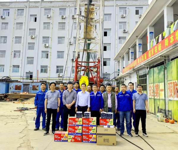 121747035138748557.jpeg (陕煤地质一三一公司稿件)五一送温暖 关怀到一线 (2).jpg