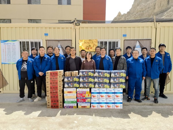 121747035172735533.jpeg (陕煤地质一三一公司稿件)五一送温暖 关怀到一线 (1).jpg