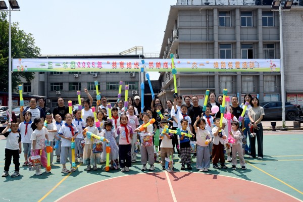 301748571552671585.jpeg 5月25日,一三一公司举办了以“共享阳光·共助成长”为主题的“六一”特别关爱活动,省能源化学地质工会女工委主任刘燕莉等参加活动。(李美茹) (1).jpg