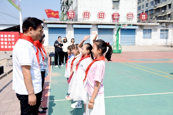 301748571571301596.jpeg 5月25日,一三一公司举办了以“共享阳光·共助成长”为主题的“六一”特别关爱活动,省能源化学地质工会女工委主任刘燕莉等参加活动。(李美茹) (5).JPG