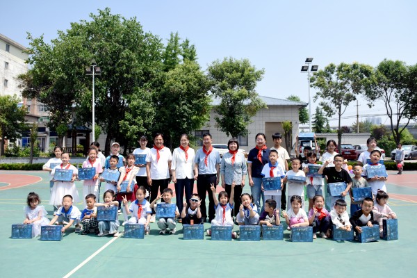 301748571609597539.jpeg 5月25日,一三一公司举办了以“共享阳光·共助成长”为主题的“六一”特别关爱活动,省能源化学地质工会女工委主任刘燕莉等参加活动。(李美茹) (7).JPG