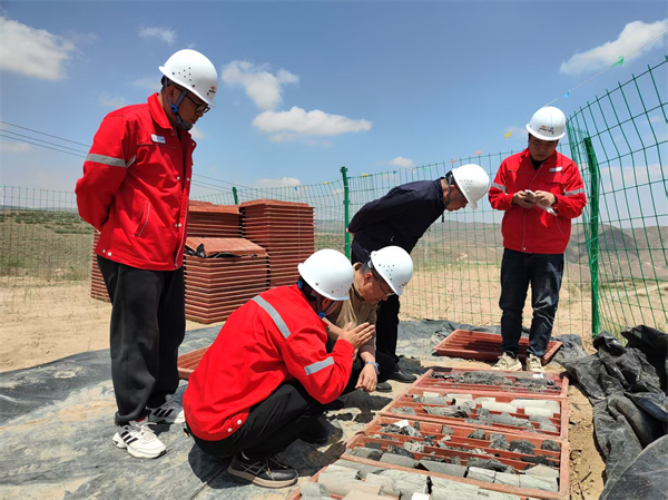 5月28日，宁夏回族自治区自然资源厅副厅长吕世民一行，到一八六公司宁夏固原市王洼矿区西部石炭—二叠系煤炭资源调查基金项目现场开展安全检查。摄影：张斌 (1).jpg