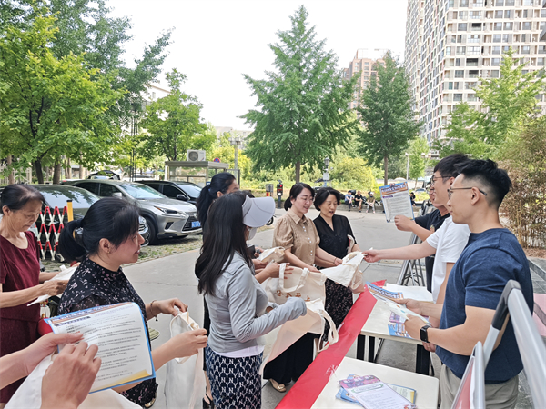 6月16日，一八六公司在高新科技花园小区西门举办了主题为“人人讲安全，个个会应急--查找身边安全隐患”的社区安全咨询日活动。摄影：王思思 (1).jpg