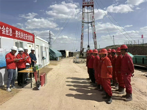 近日，一八六公司矿产资源研究院承揽的两个宁夏基金项目分别开展了安全生产月培训暨现场防暑、消防安全应急演练活动。摄影：解坤轩.jpg
