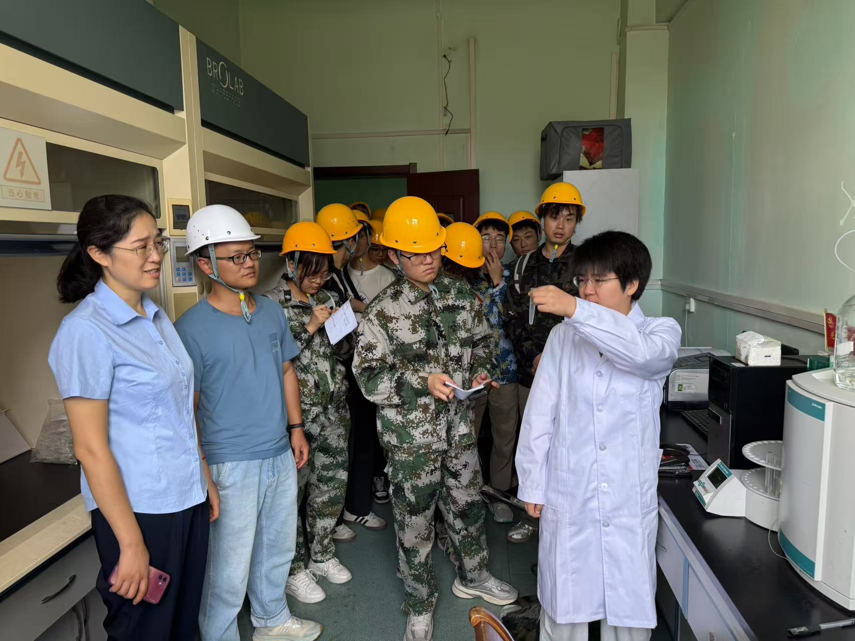 111752198069140044.jpeg 为深化产教融合实践,强化行业人才储备。近日,工程科技公司迎来西安科技大学化学与化工学院矿物加工工程专业师生代表到访,开展为期半天的认识实习活动。(摄影:左琳).jpg