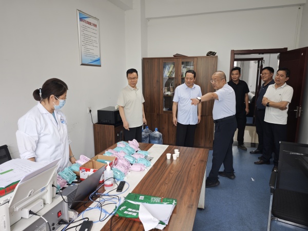 姬永涛一行到一八六公司崔木煤矿、彬县工区走访调研开展“送清凉”活动。摄影：张小龙 (1).jpg