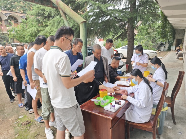 7月22日至24日，陕煤地质工会到一八六公司野外一线开展职工体检活动 摄影：张小龙 (1).jpg
