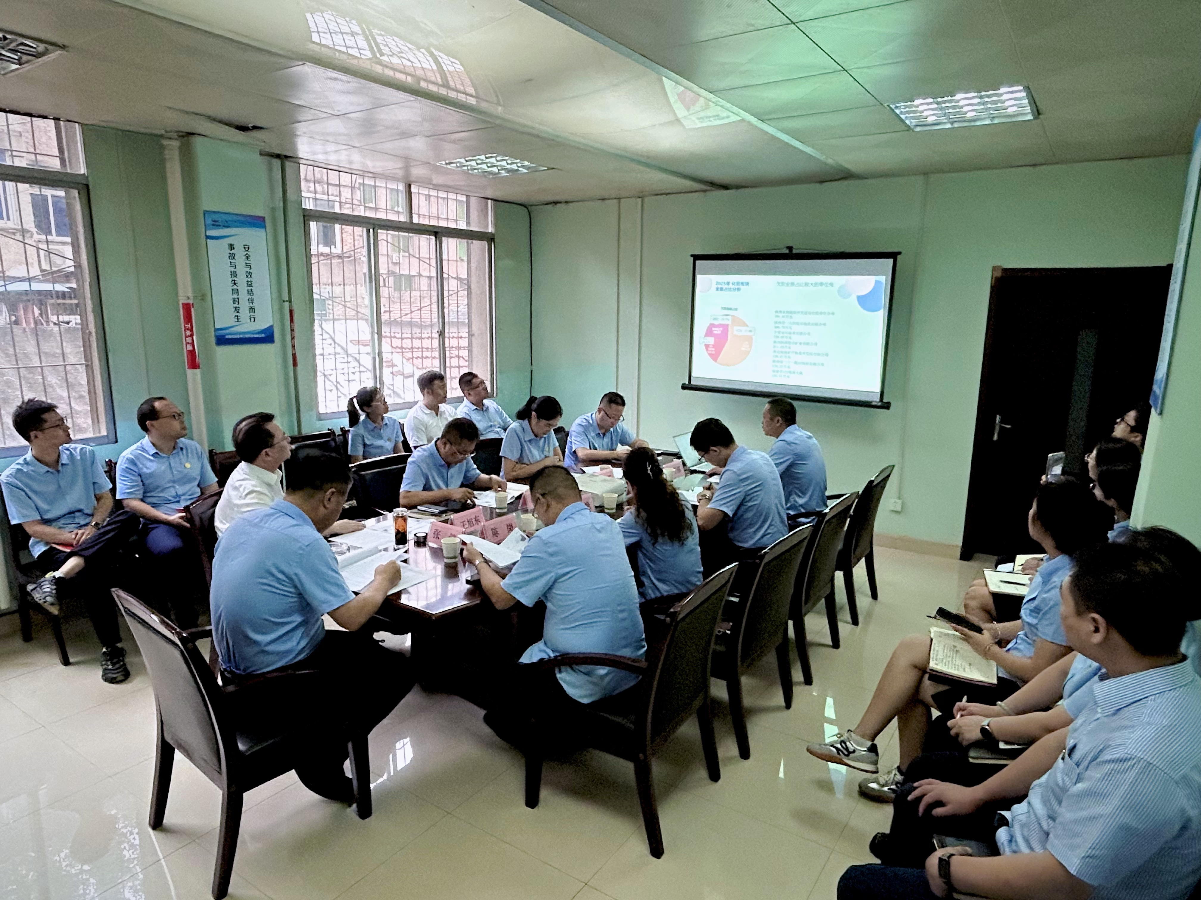 141755134124345892.jpeg 为保障企业稳健发展、防范经营风险,加快推进应收账款清收工作。8月8日,工程科技公司召开2025年度上半年应收账款专项分析会。工程科技公司领导班子、中层干部及经营管理部、市场开发部全体人员参会,聚焦“清欠攻坚”工作目标,压实责任、细化举措,为公司顺利完成全年经营目标筑牢基础。(摄影:姜鸣).jpg