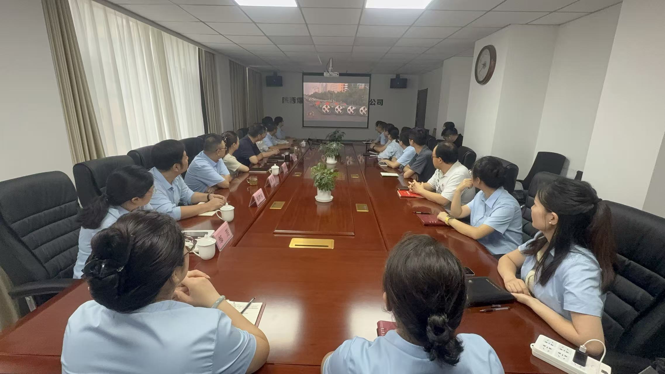 031756890638682242.jpeg 为隆重纪念中国人民抗日战争暨世界反法西斯战争胜利80周年,弘扬爱国主义精神,9月3日上午,工程科技公司组织职工集中收看阅兵仪式直播,并开展“抗战历史知识问答”主题活动,重温历史,汲取奋进力量。(摄影:王慧).jpg