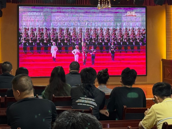 一八六公司组织职工在太乙路基地观看纪念中国人民抗日战争暨世界反法西斯战争胜利80周年纪念大会直播.jpg