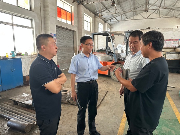 9月9日，郭云、许凯星一行前往修理车间开展调研。摄影：沈楷琦.jpg