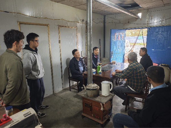 9月23日，一八六公司开展“双节”前野外职工慰问活动。摄影：张小龙(1)_副本.jpg