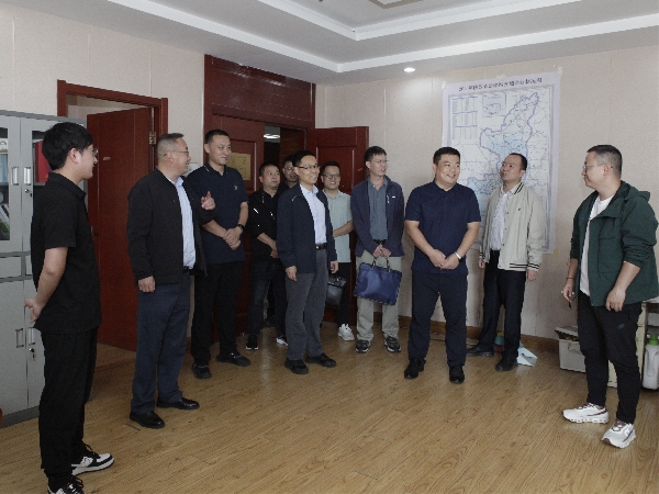 9月24日，山东泰山资源勘查有限公司到一八六公司座谈交流。摄影：郭玉佳(1)_副本.jpg