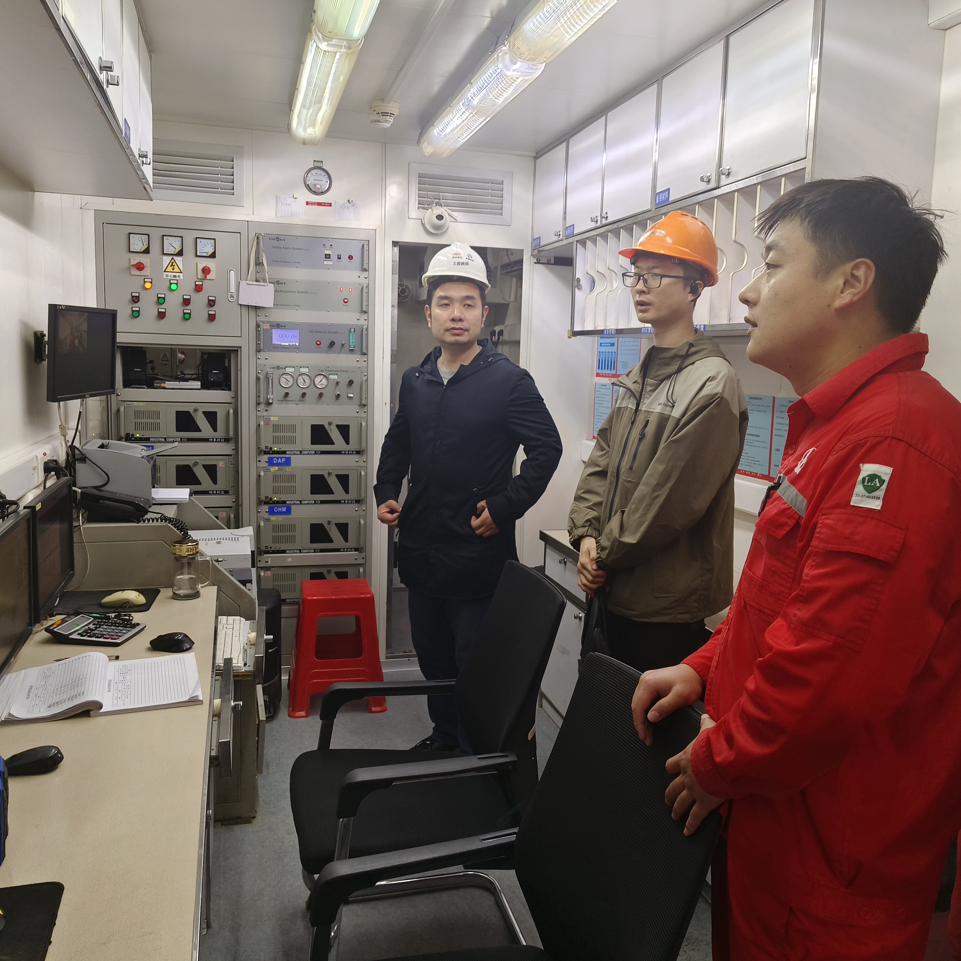10月11日，工程科技公司总工程师张津京、安全环保监察部部长郭文涛带队，深入汉中南郑页岩气施工现场，对南1-1井、南2井综合录井及地质导向施工开展例行检查，项目现场负责人张亮亮全程陪同。（摄影：张亮亮）.jpg