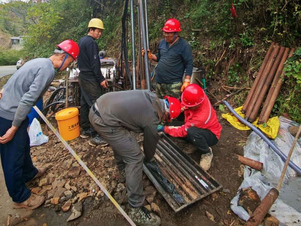 071762482796712698.jpeg 一八六公司金矿、萤石矿勘查项目全面启动。摄影:姚强 (1).jpg