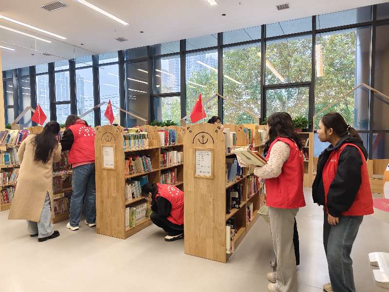 101762761304536858.jpeg 11月6日下午,工程科技公司志愿服务队的12名党团骨干代表,怀揣着对公益的热忱走进碑林区图书馆,以实际行动诠释“志愿始于心,服务践于行”的初心使命,在文化服务中绽放青春光彩。(摄影:张欣)—2.jpg