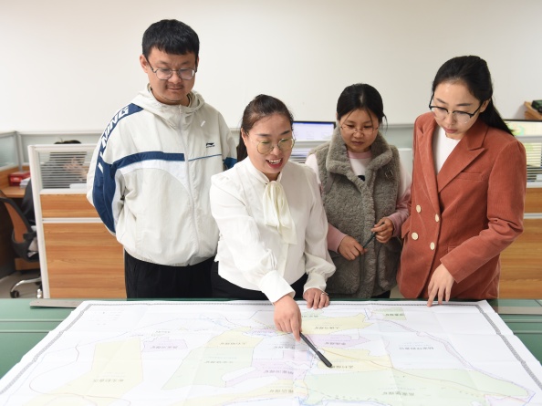 131763023947581391.jpeg 3月22日,陕西省总工会女职工委员会印发《关于表彰 2022 年陕西省先进女职工集体和个人的决定》,一八六公司水工环地质高级工程师李贵娟被授予2022 年“陕西省五一巾帼标兵”。摄影:张小龙 (2).JPG