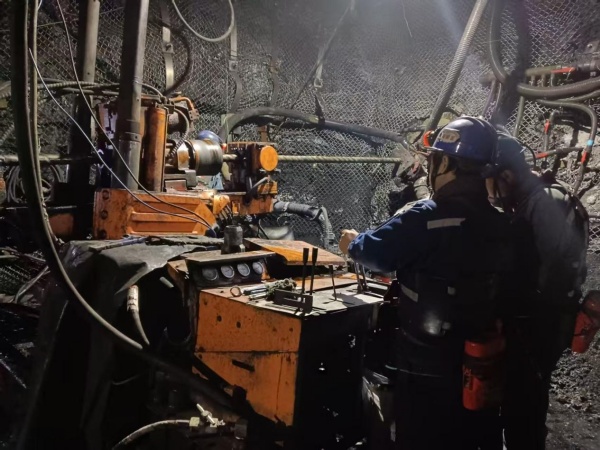 251764058555589572.jpeg 近日,由一八六公司矿井地质技术工程一处承担的玉华煤矿柴家沟井瓦斯治理项目正稳步推进。该项目创新采用“高压水射流割缝+CO₂驱替”联合增透技术,旨在有效解决高瓦斯煤层透气性差、抽采难度大的技术难题。目前,工程已进入最后攻坚阶段,项目全体成员以高度的专业精神和严谨态度,全力以赴冲刺年度收官目标,力争将该项目打造成煤矿瓦斯治理示范工程。.jpg