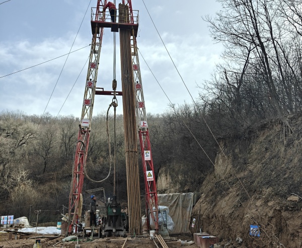 041767509004346353.jpeg 一八六公司承揽的五举煤业2026年钻孔启封工程顺利开钻 摄影:钟峰 (1).jpg