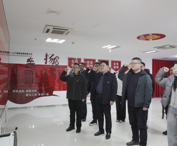 041767509168370203.jpeg 12月22日,一八六公司举行新发展党员入党宣誓仪式。摄影:郭玉佳 (1).JPG