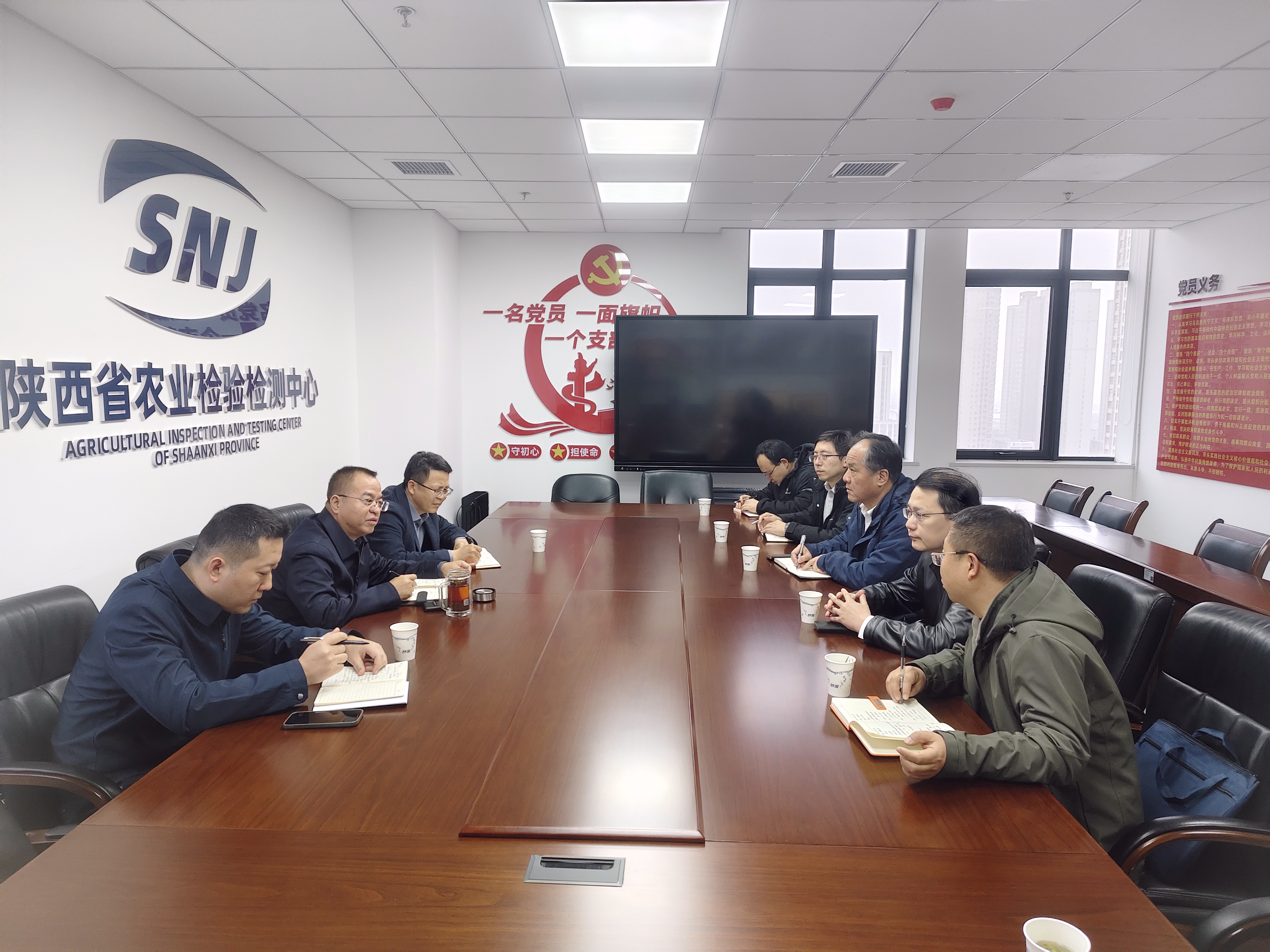 为探索检验检测行业转型升级路径，聚焦核心业务拓展方向，强化跨领域协同赋能，1月19日，陕西煤田地质工程科技有限公司党总支书记、董事长张健带队赴陕西省农业检验检测中心开展专题学习交流。陕西省农业检验检测中心主任李智文及管理团队对交流团的到访表示热情欢迎，全程陪同参观并开展深度业务对接。（摄影：王晓玉）.jpg