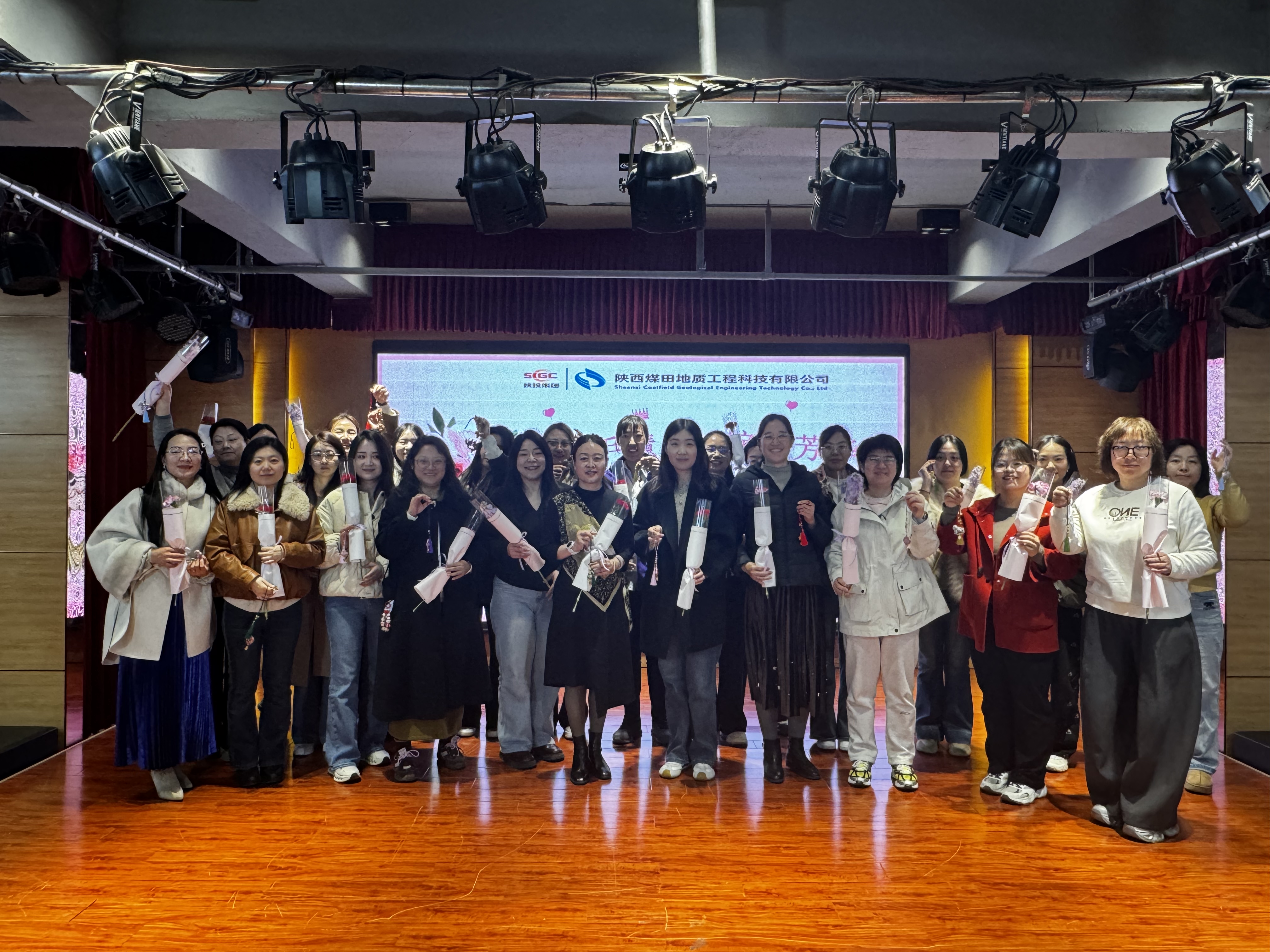 091773039844298604.jpeg 为庆祝第 116 个 “三八” 国际妇女节,丰富女职工业余文化生活,传承中华优秀传统文化,展现新时代巾帼风采,陕煤地质工程科技公司工会精心组织 “巧手慧心 绽放芳华” 宋锦手作主题活动,女职工们欢聚一堂,在指尖非遗中感受传统之美,在匠心手作中共度温馨节日。(摄影:徐锐).jpg