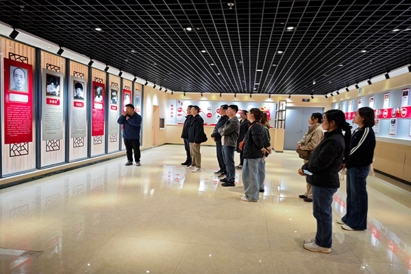 3月25日，一八六公司开展主题植树暨青年廉洁教育活动。摄影：郭玉佳 (1).jpg