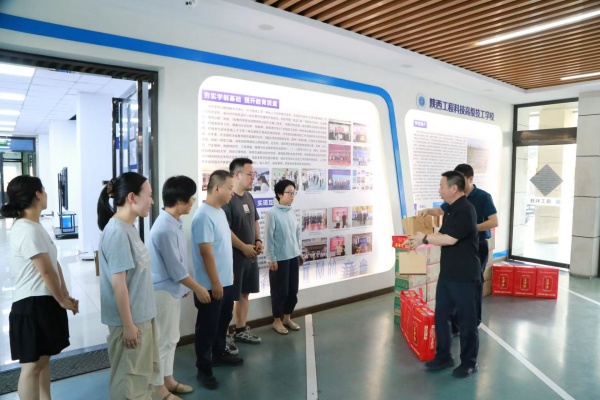 101783672758577231.jpeg 7月8日,陕西省财贸金融轻工工会主席赵亮,陕西投资集团工会副主席、工会工作部主任杨灵涛一行,到高级技校开展“夏送清凉”慰问活动,为炎炎夏日坚守一线的教职工送来丝丝清凉与诚挚关怀。(吴一楠)2_副本.jpg