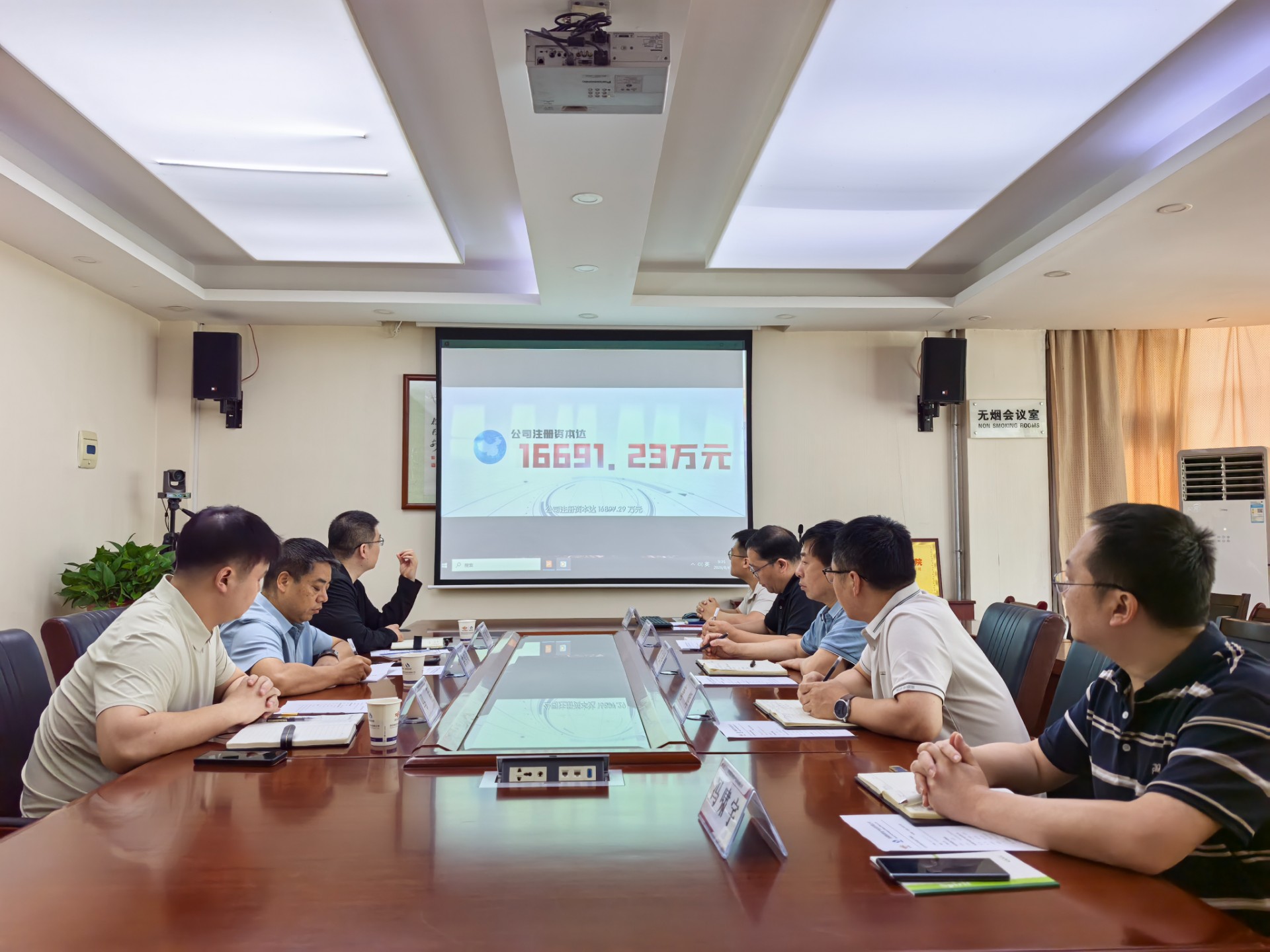 8月4日上午,陕西西咸新区环境集团有限公司总经理洪传勋一行到油气钻采公司开展专项座谈。双方围绕危险废物处置合作、环保产业链协同、区域绿色低碳发展等关键领域进行深入交流,探讨共赢发展路径。(文-王星,图张晓华).jpg